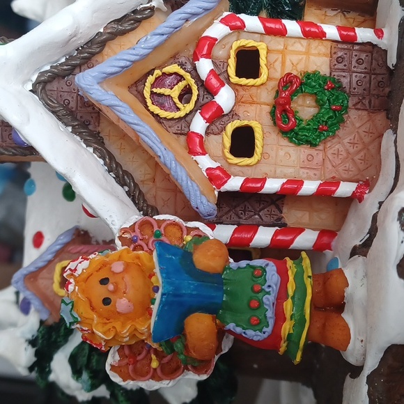 Lighted Santa Workshop Three-Story Tree House Christmas Village - Picture 14 of 17